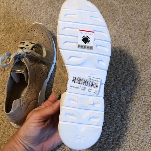 Ugg Women’s Tye Stardust Gold Sneaker 8.5 - Picture 7 of 7